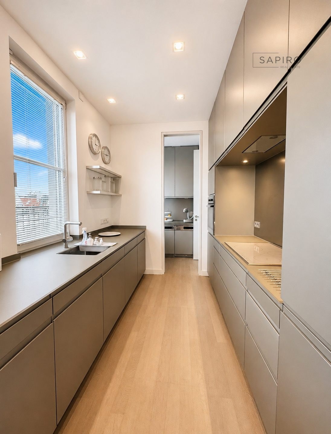 REPRÄSENTATIVES, LICHTDURCHFLUTETES PENTHOUSE IN TOP-ZUSTAND MIT DACHTERRASSE AM OLIVAER PLATZ — 4