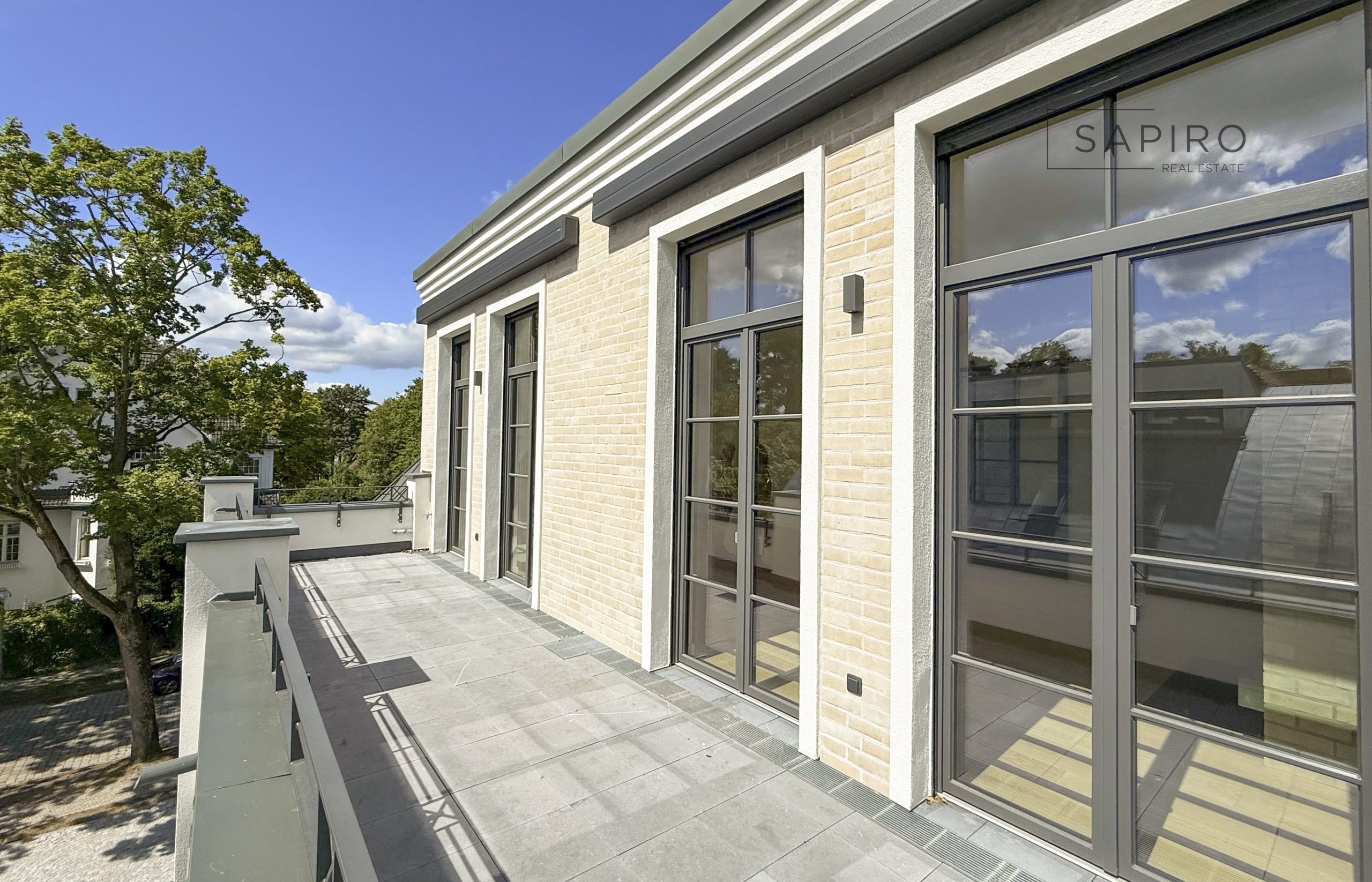 LICHTDURCHFLUTETES NEUBAU-PENTHOUSE MIT DECKENHÖHEN BIS CA. 3,30 M IN RUHIGER ZEHLENDORFER LAGE