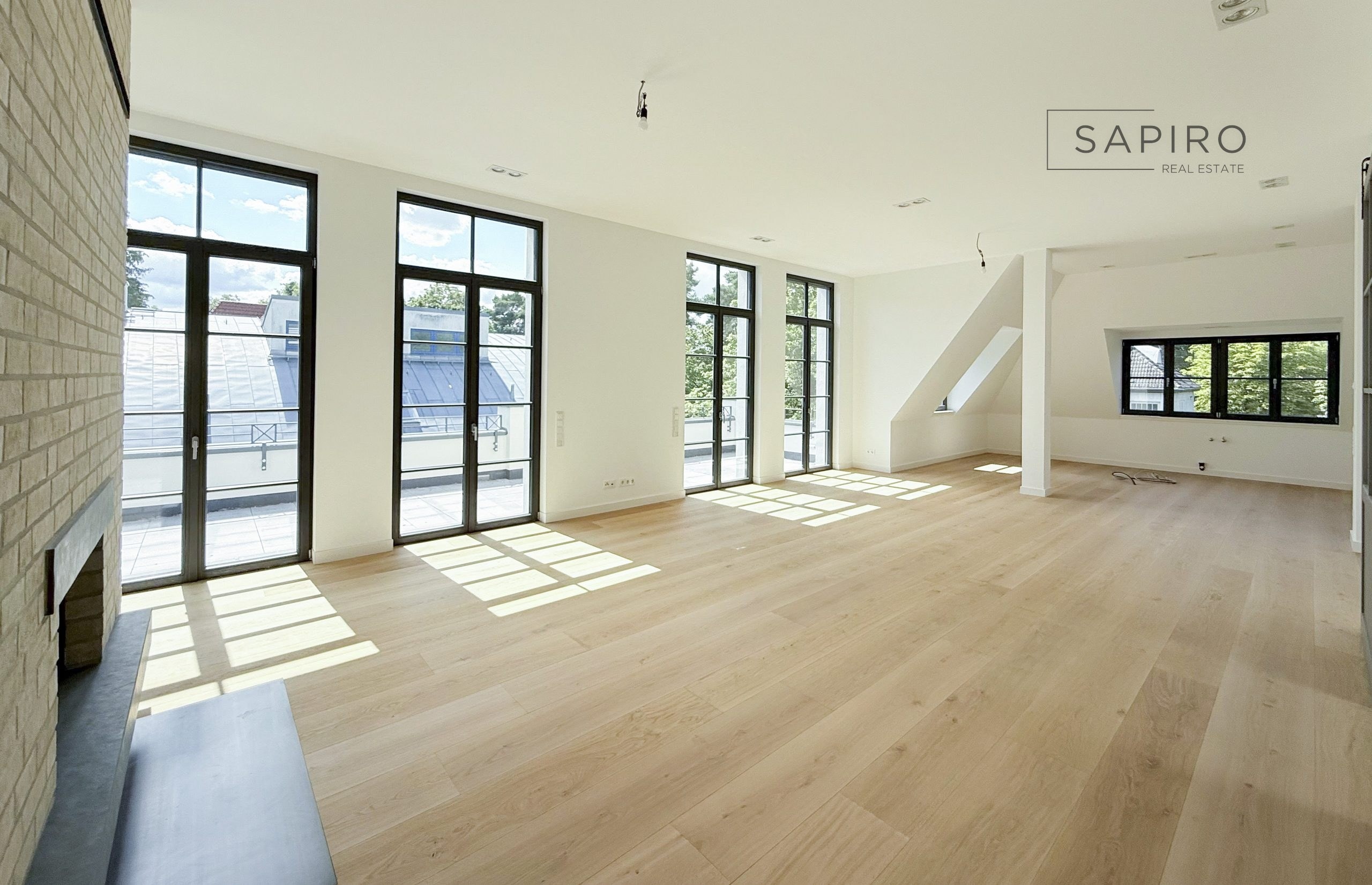 LICHTDURCHFLUTETES NEUBAU-PENTHOUSE MIT DECKENHÖHEN BIS CA. 3,30 M IN RUHIGER ZEHLENDORFER LAGE — 3
